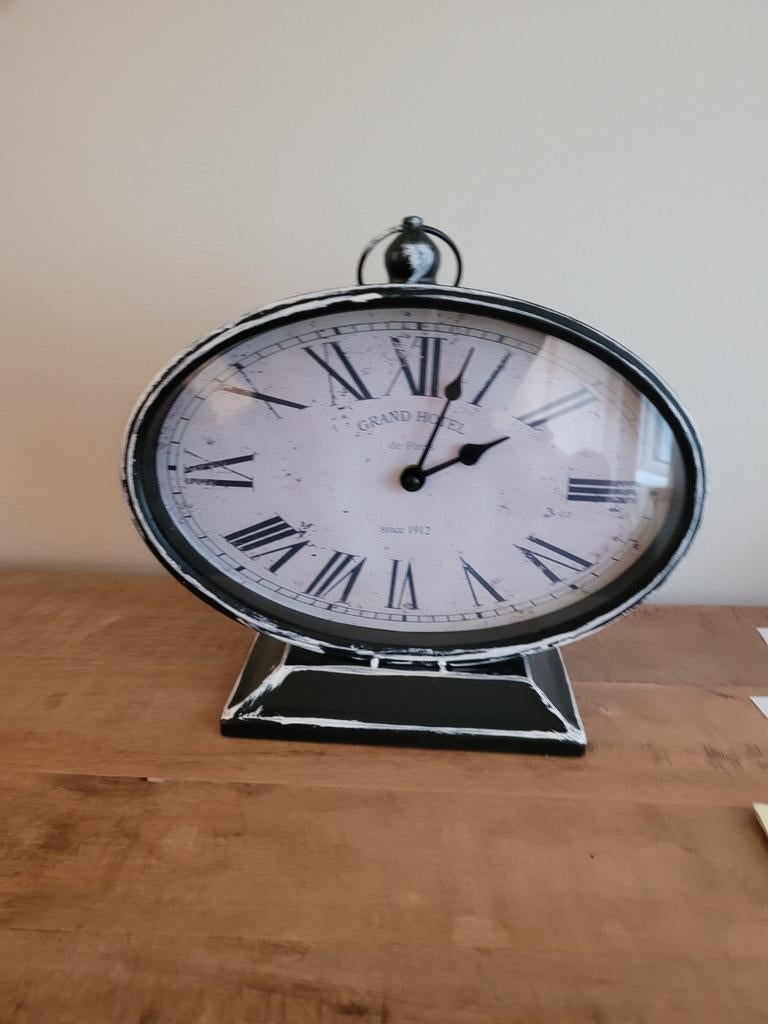 T.k. ovale tafel/hangklok metaal.

Werkt op 1 penlight AA, Huis en Inrichting, Ophalen, Gebruikt, Analoog