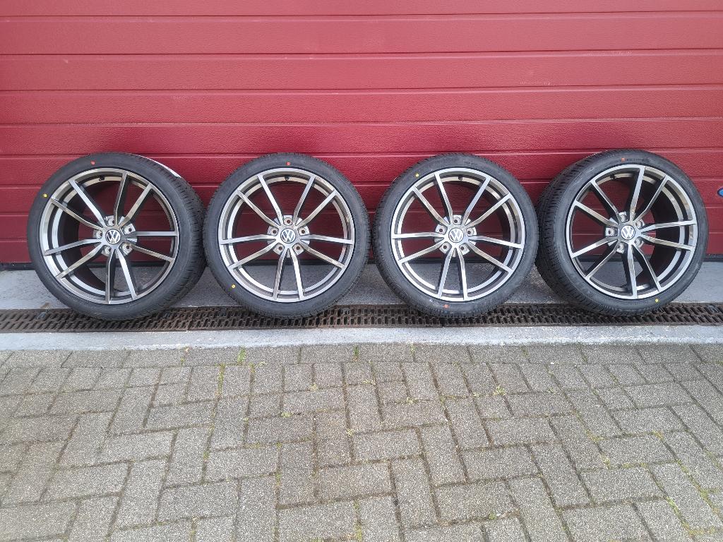 Pretoria 18 inch zwart/zilver/antrachite VW golf GTI /R/GTD, Auto-onderdelen, Banden en Velgen, Ophalen, 18 inch, Vredestein, Banden en Velgen
