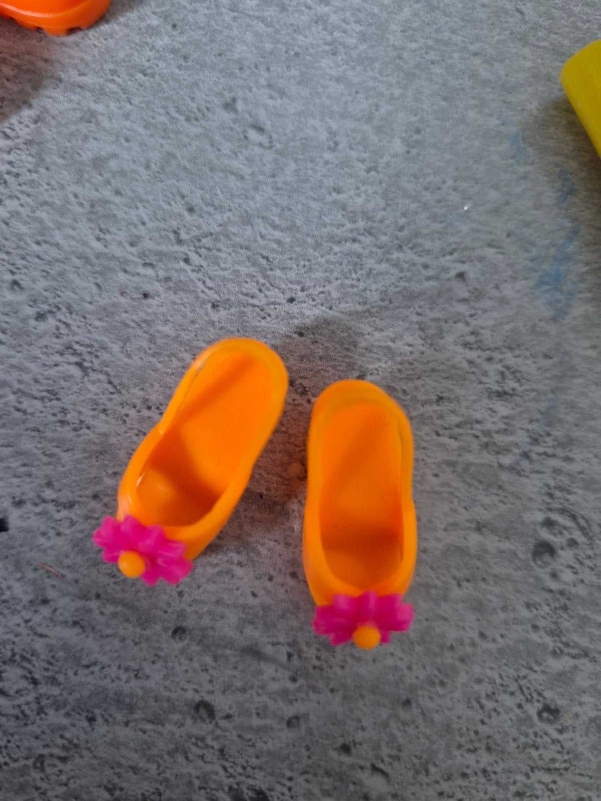 Barbie schoentjes - Oranje met roze bloem, Ophalen of Verzenden