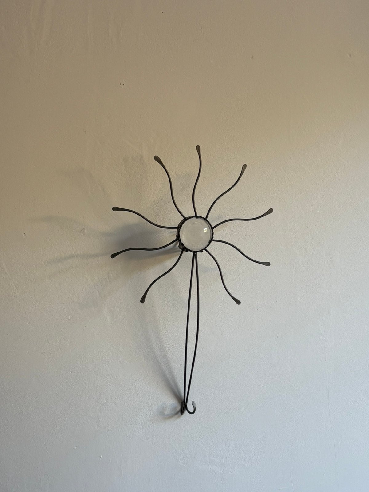 Vintage smeedijzeren ‘sunburst’ wandkandelaar met glas, Huis en Inrichting, Woonaccessoires | Kandelaars en Kaarsen, 50 tot 75 cm