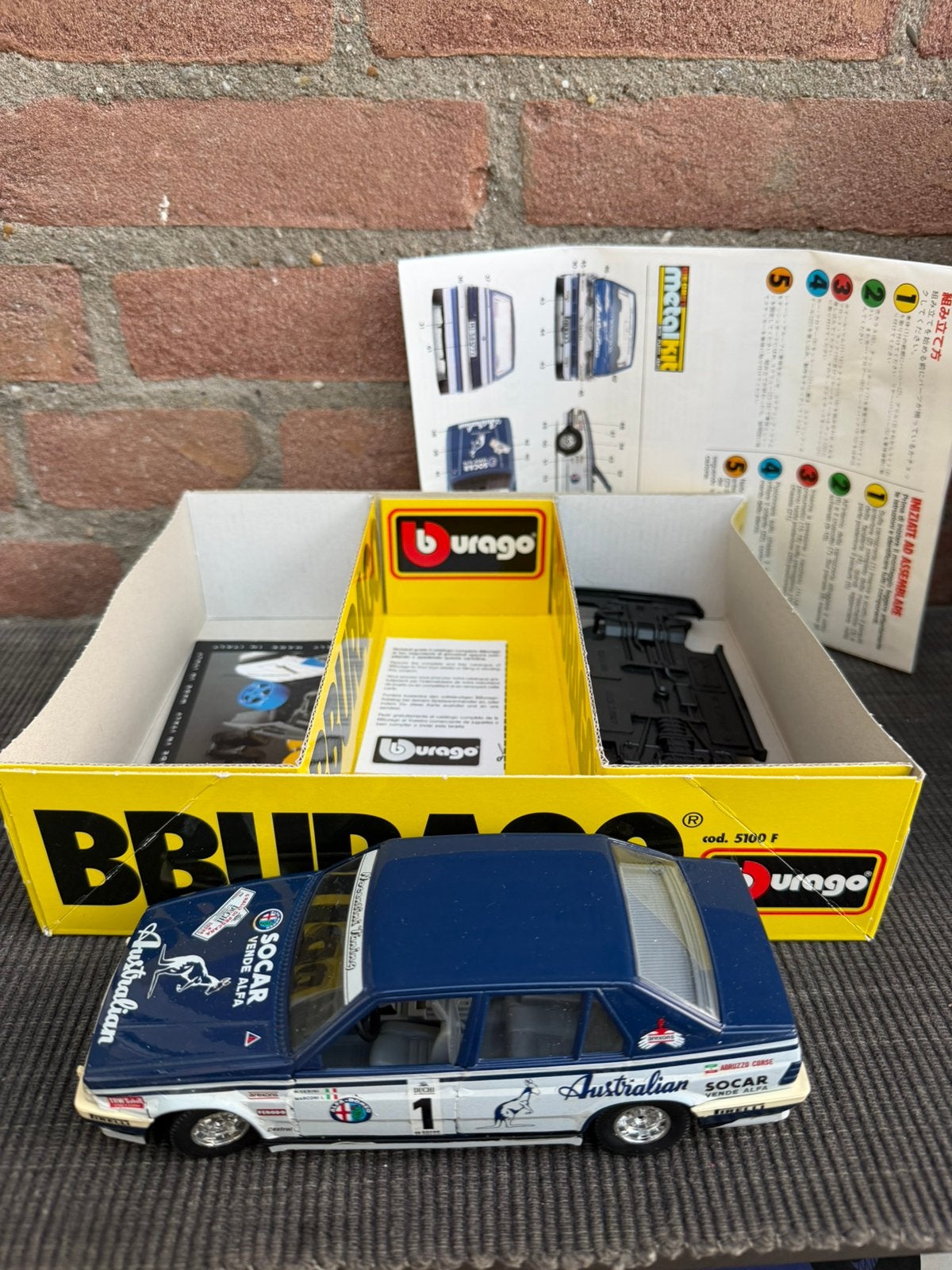 1:24 Bburago kit gebouwd Alfa Romeo 75, Ophalen of Verzenden, Zo goed als nieuw, Auto, Bburago