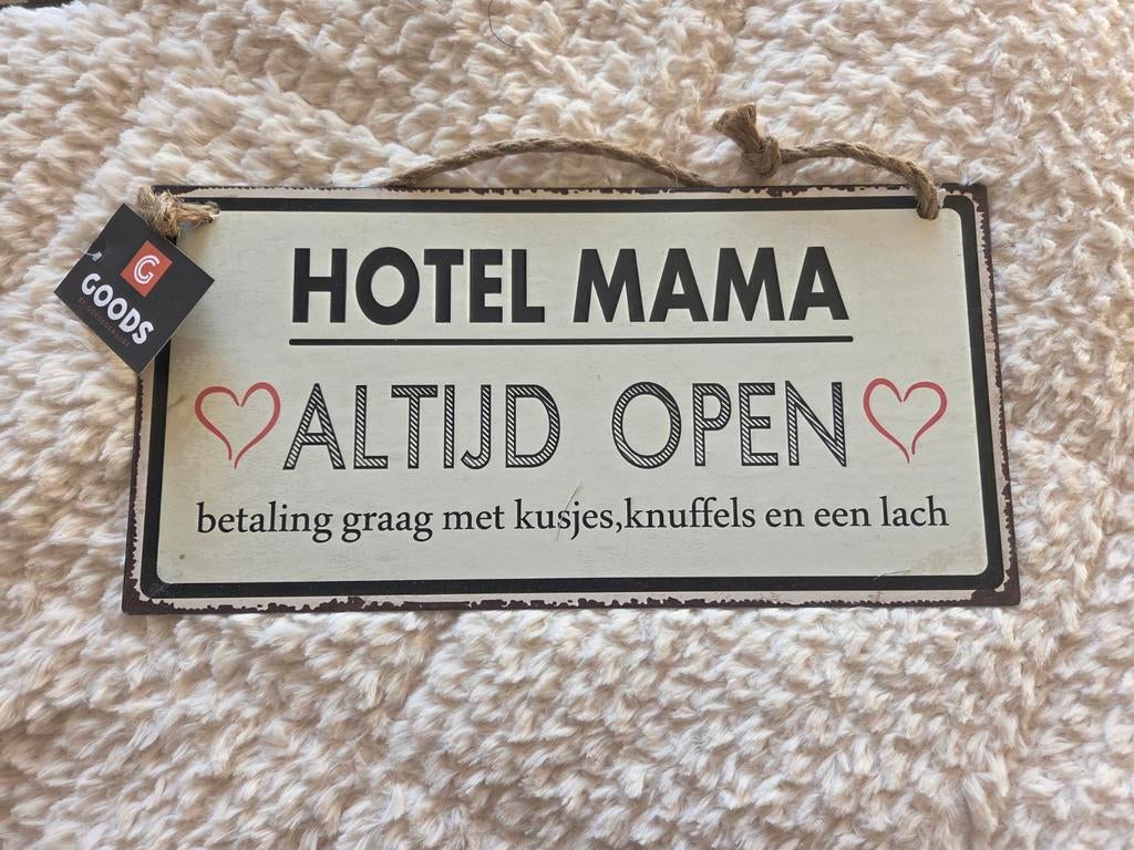 Hotel Mama Altijd Open - Decoratief Wandbord, Huis en Inrichting, Woonaccessoires | Overige, Nieuw, Metaal, Beige, Vintage, Ophalen of Verzenden