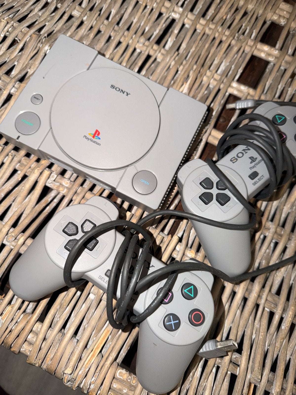 Klassieke PlayStation met 2 controllers, Spelcomputers en Games, Ophalen of Verzenden, Gebruikt, Met 2 controllers