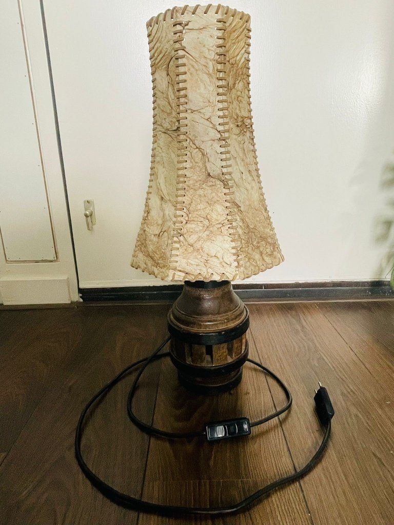 Zeldzame klassieke wagenwiel lamp, Huis en Inrichting, Lampen | Tafellampen, Bureaulamp, Vintage, Met schakelaar, Zo goed als nieuw