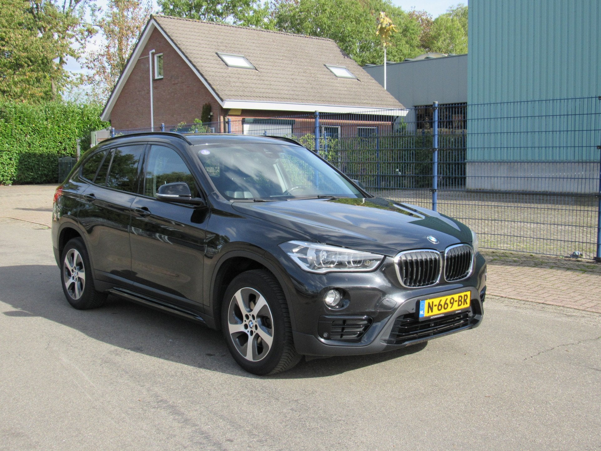 BMW X1 sDrive18i High Executive (bj 2017, automaat), Auto's, Gebruikt, Euro 6, Parkeerassistent, Zwart