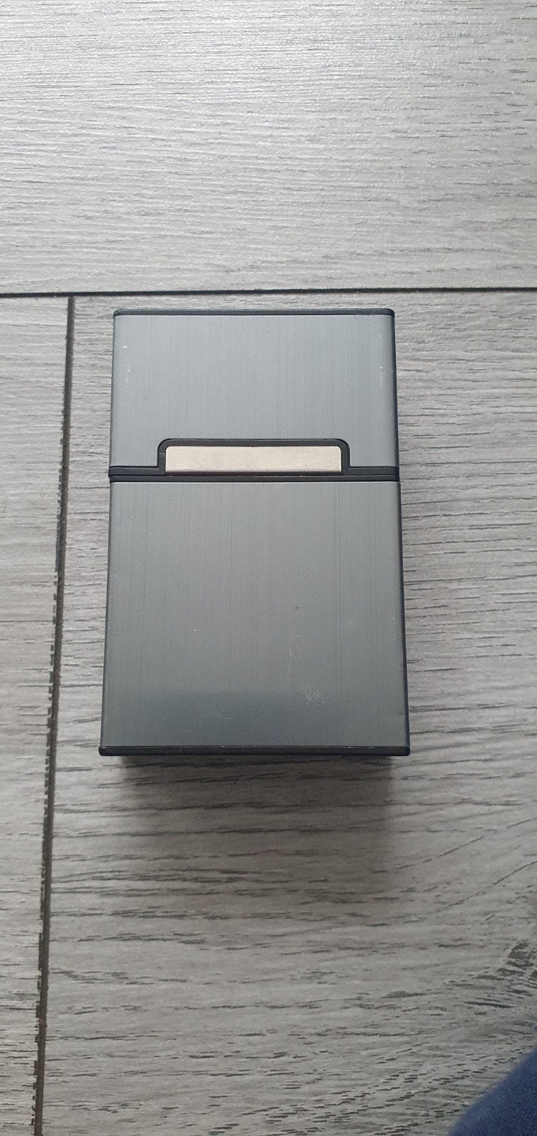 Sigarettendoosje één voor 5 euro twee voor 10 euro, Ophalen