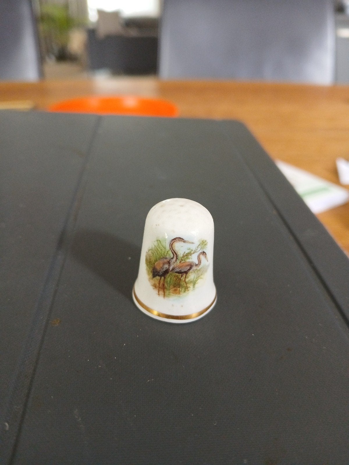 Vingerhoedje met reigers - Bone China, Verzamelen, Ophalen of Verzenden, Porselein, Buitenland