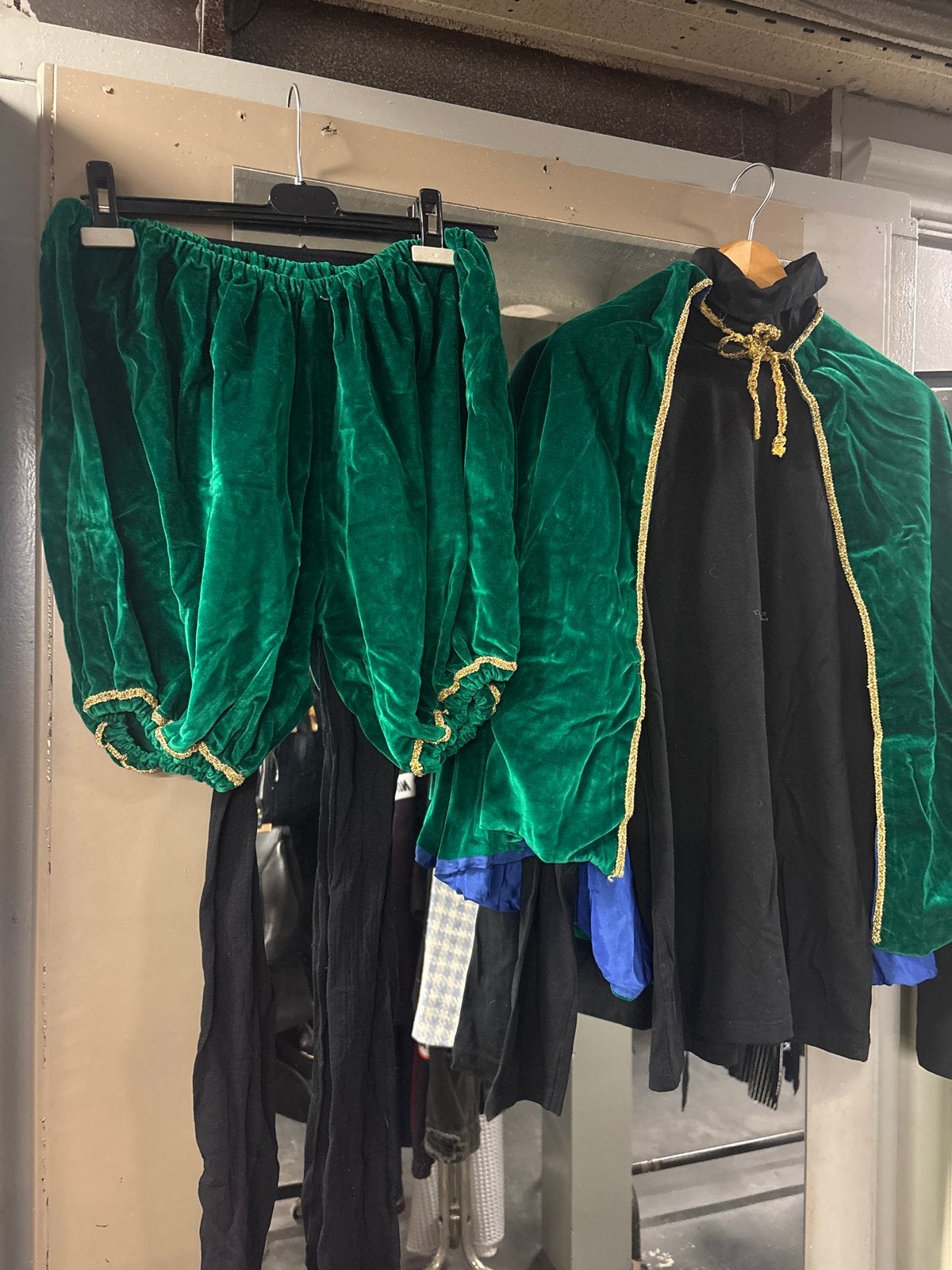 Pietenpak groen met blauwe muts en accessoires, Kleding | Dames, Ophalen of Verzenden, Gedragen, Kerstmis of Sinterklaas, Kleding