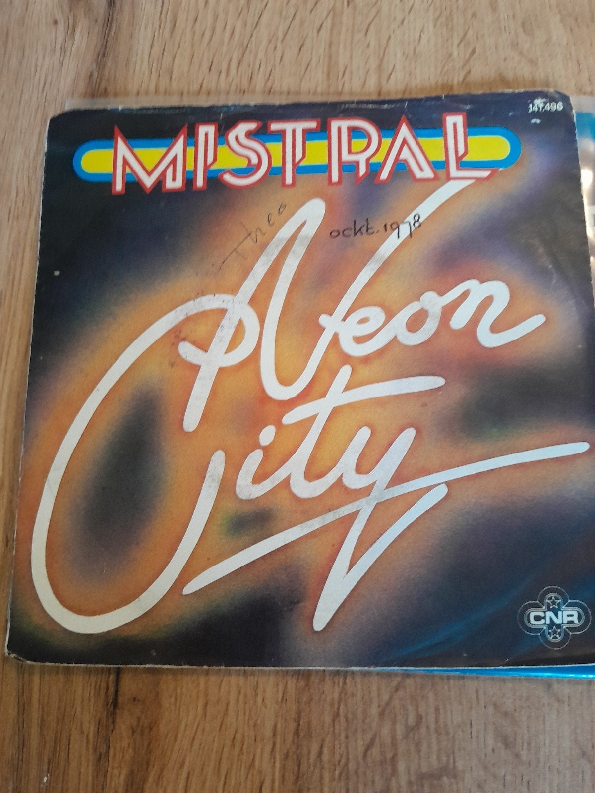 Mistral 7inch neon city, Ophalen of Verzenden, Zo goed als nieuw, Pop