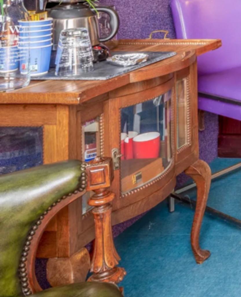 Antieke houten vitrinekast met glazen deuren, Ophalen