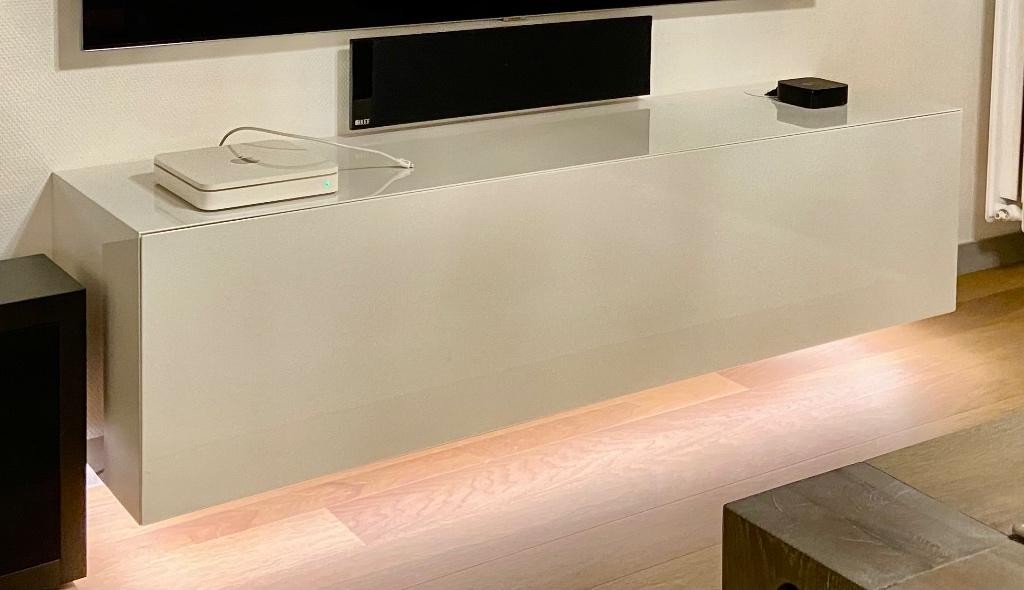 TV-meubel | Zwevend | Hoogglans wit | 150 x 35, Huis en Inrichting, Kasten | Televisiemeubels, Ophalen, Gebruikt, Overige materialen