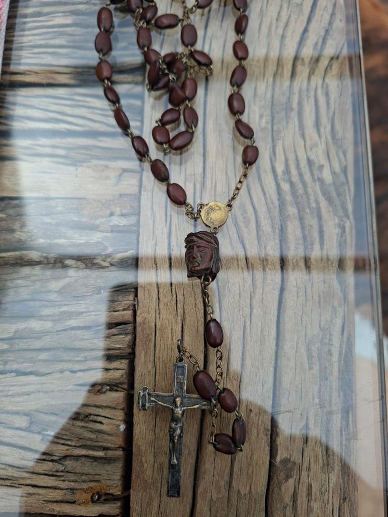 Antieke rozenkrans met momento mori, Ophalen