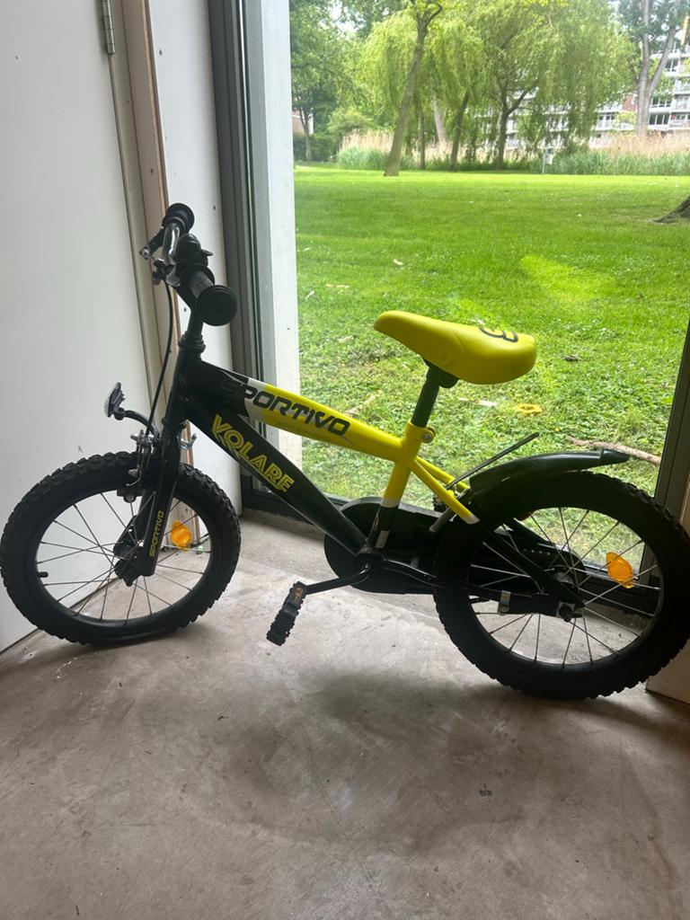 Volare Sportivo kinderfiets 16 inch - Zwart/Geel, Ophalen of Verzenden, Gebruikt, Terugtraprem, 16 tot 20 inch