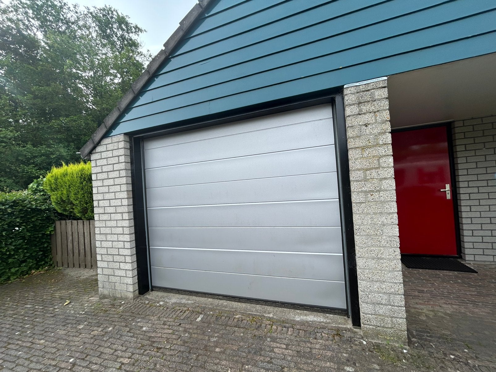 Geïsoleerde kunststof garagedeur met afstandsbediening, Kunststof, Gebruikt, 120 cm of meer, Garagedeur