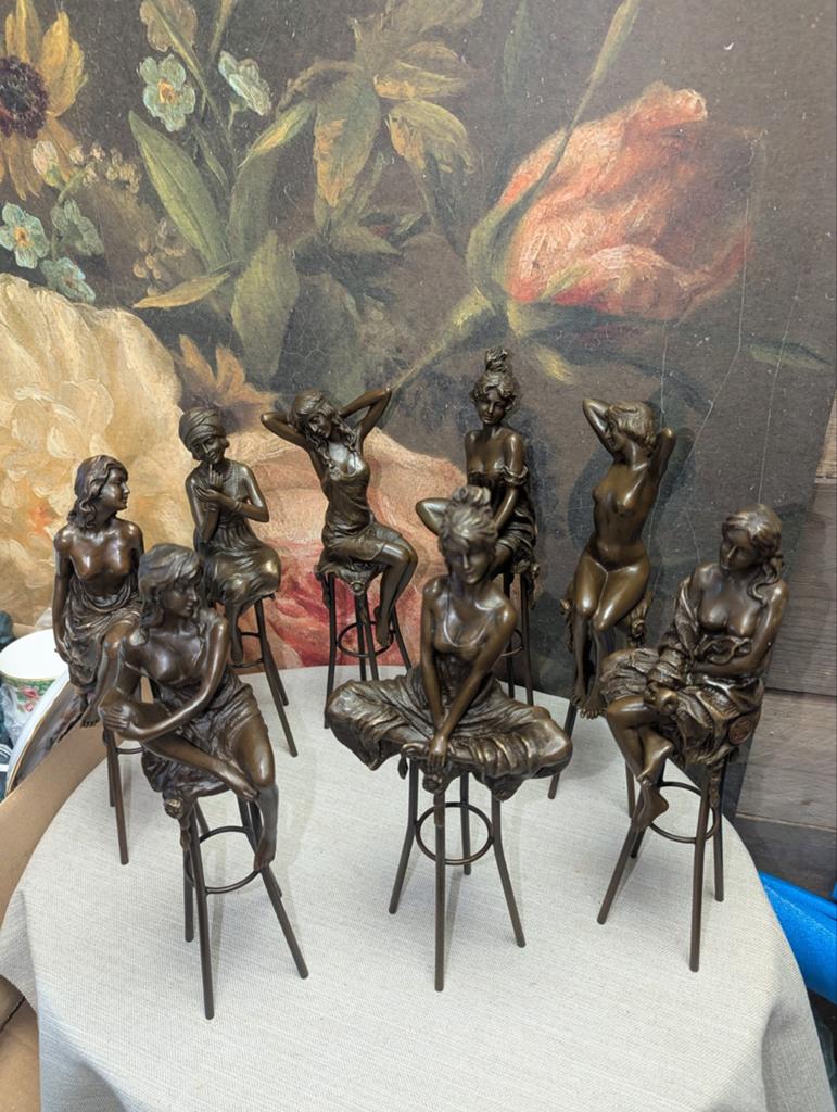 Set van 8 bronzen beelden van zittende vrouwen, Gemerkt, Ophalen of Verzenden, Brons, 20 - 50 cm