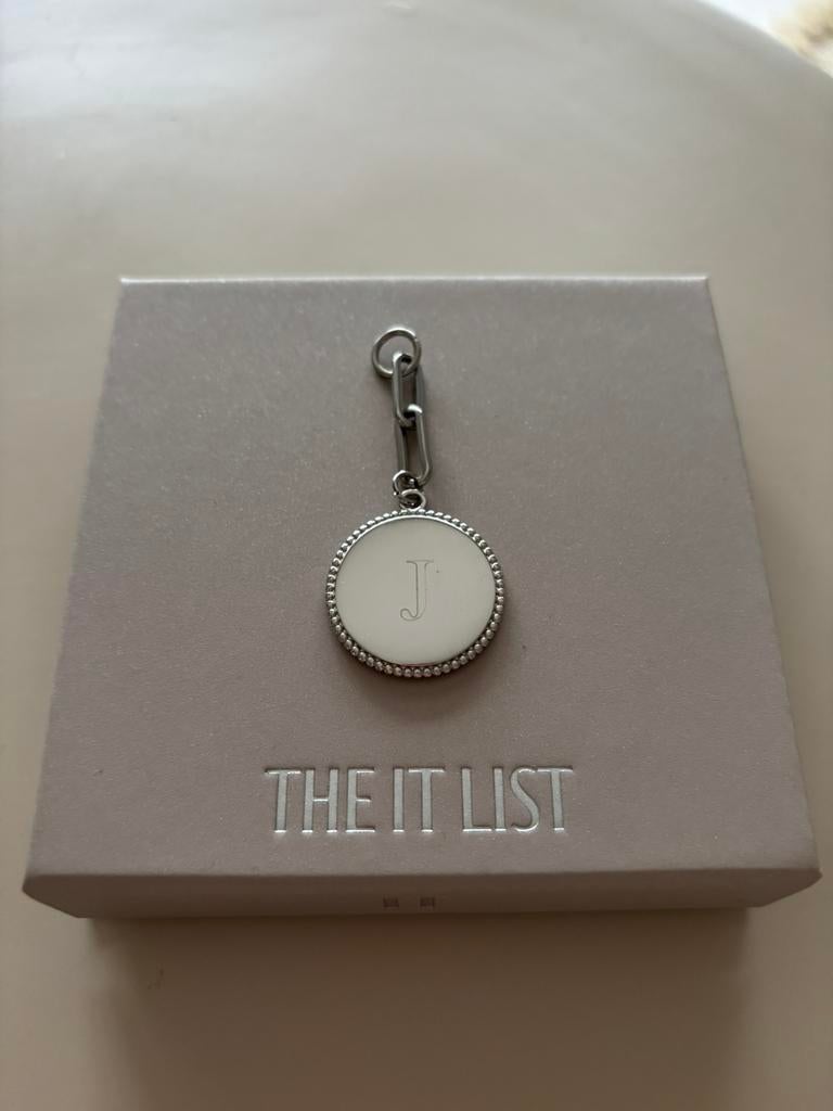 Te koop: The IT List x Leontine Ruiters, letter: J, Overige voorstellingen, Nieuw, Ophalen of Verzenden, Zilver