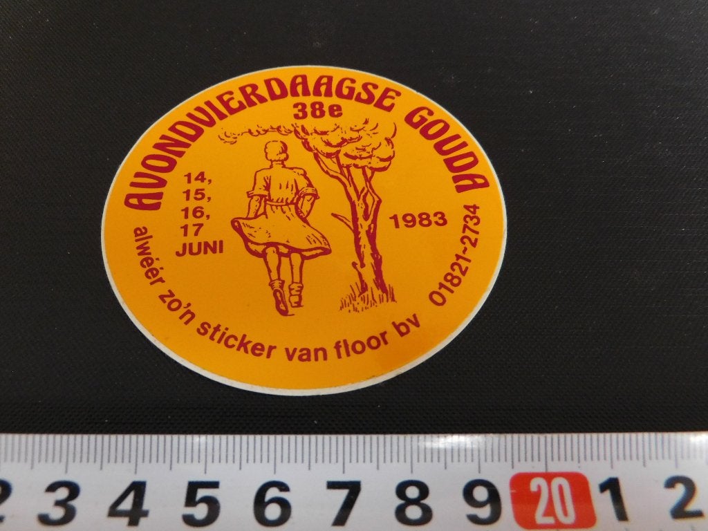 sticker strip vrouw wandelen 38e avondvierdaagse gouda 1983, Verzamelen, Ophalen, Zo goed als nieuw