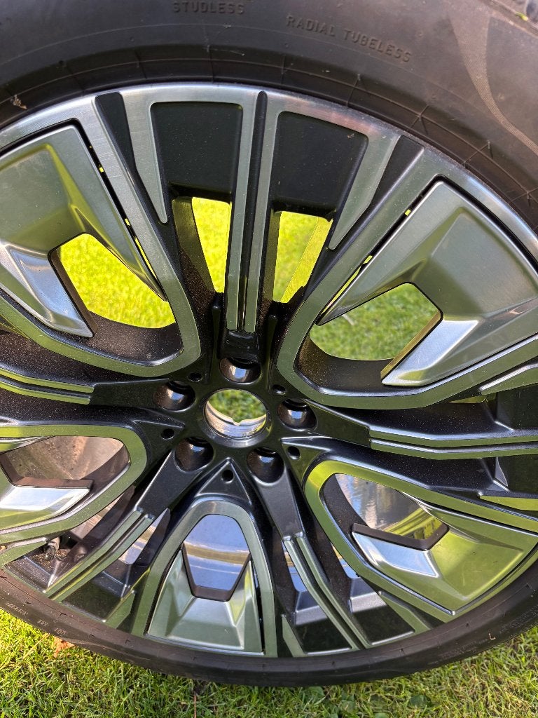 Foto 3 van Orig. 20 inch BMW (7 serie/X3) velgen + P zero winterbanden