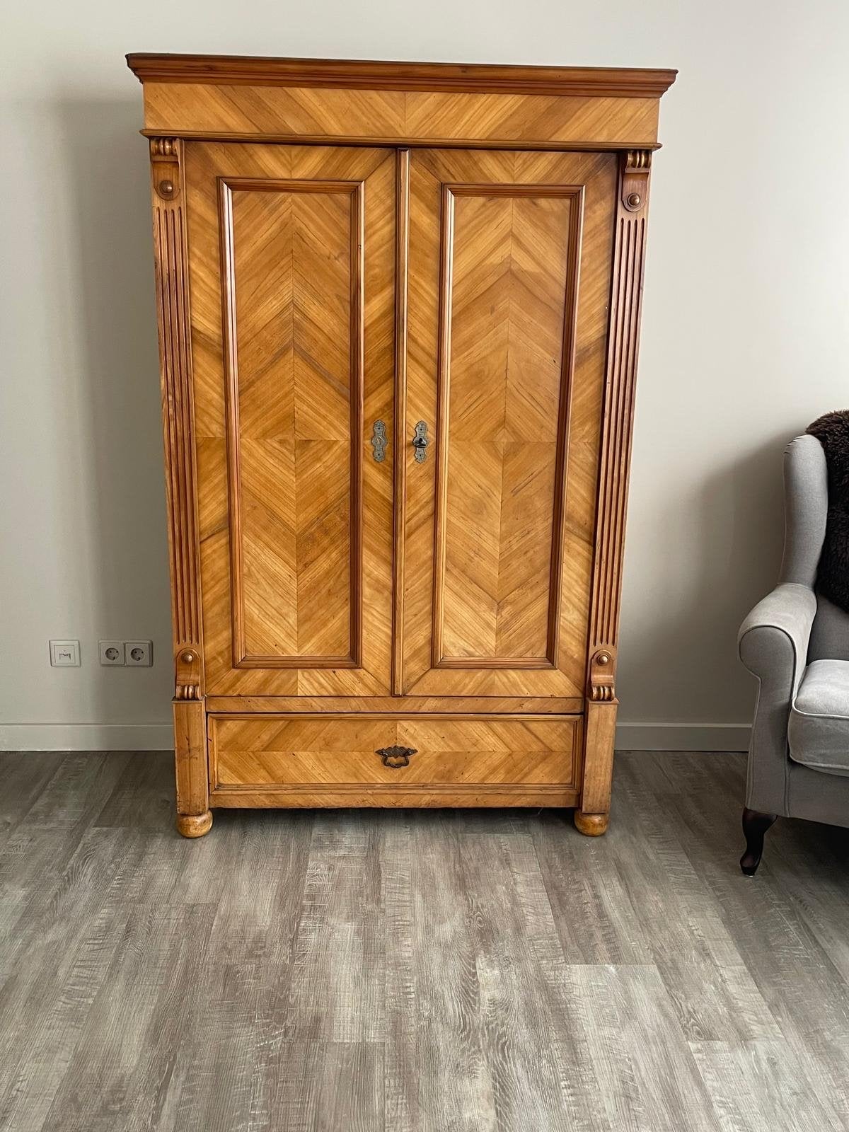 Antieke houten kast met lade en planken, Ophalen