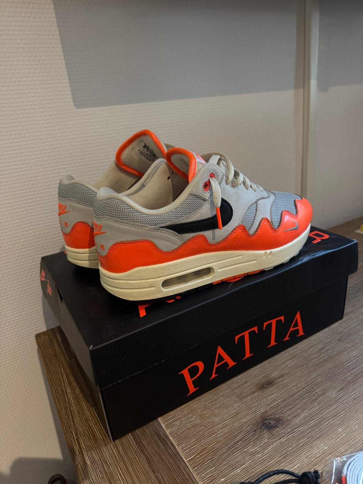 Nike Air Max 1 Patta HYPER CRIMSON PURE PLATINUM- Maat 42.5, Ophalen of Verzenden, Gedragen, Overige kleuren, Sneakers of Gympen
