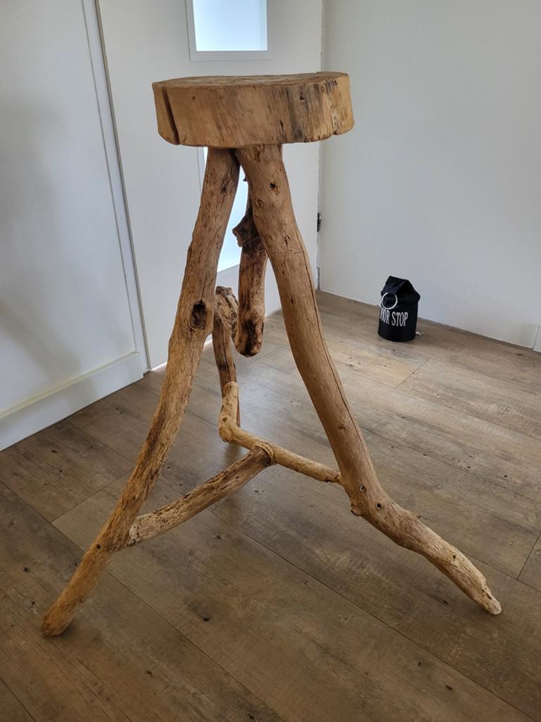Unieke houten standaard van boomstam en takken, Ophalen, Gebruikt, 60 tot 90 cm, 1 kruk