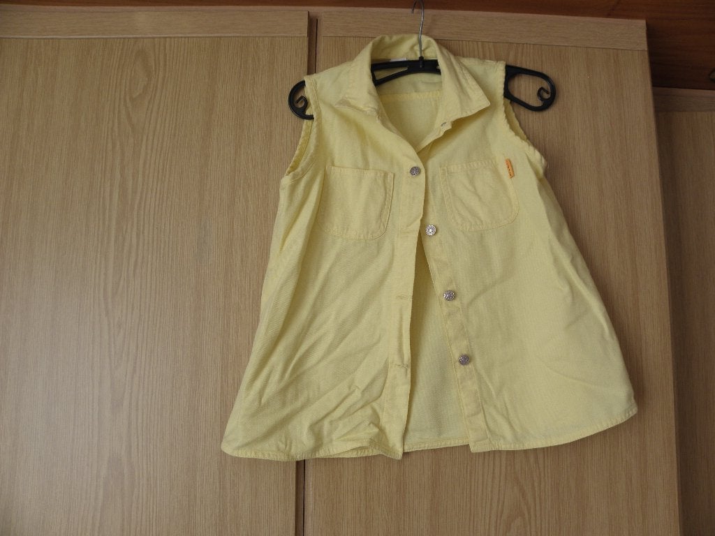 Zonnige mouwloze geel katoenen zomer blouse 140 prima staat, Kinderen en Baby's, Kinderkleding | Maat 140, Gebruikt, Meisje, Overhemd of Blouse