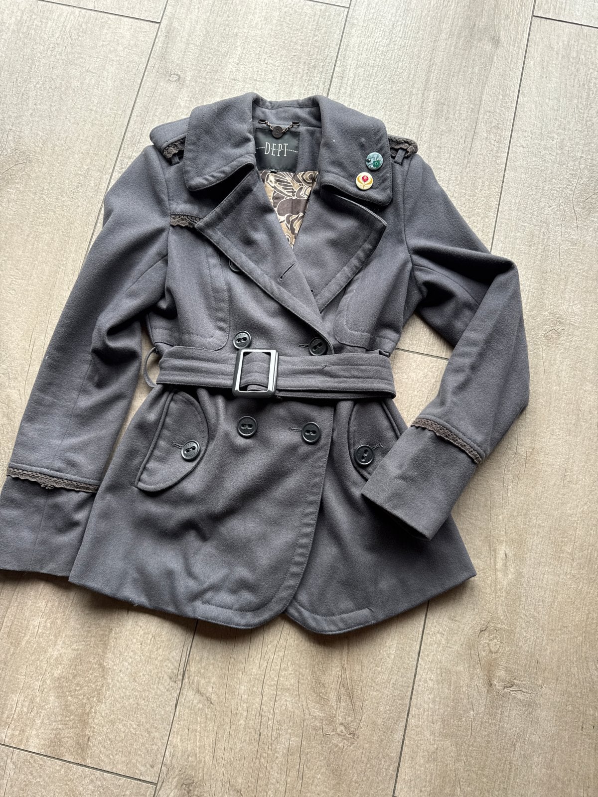 Dept grijze korte jas met ceintuur en knopen mt S, Kleding | Dames, Ophalen of Verzenden, Gedragen, Maat 36 (S), Grijs