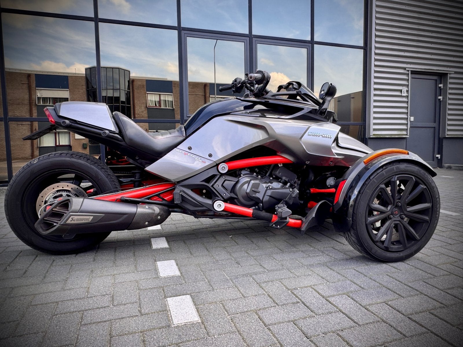 Speciale can am spyder 1330cc autorijbewijs, Motoren, 3 cilinders, 1330 cc
