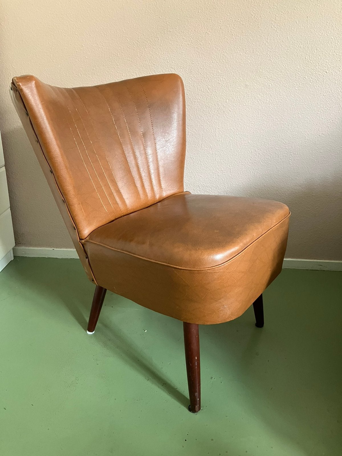 Vintage cocktail stoel / fauteuil in cognac kunstleer, Ophalen of Verzenden