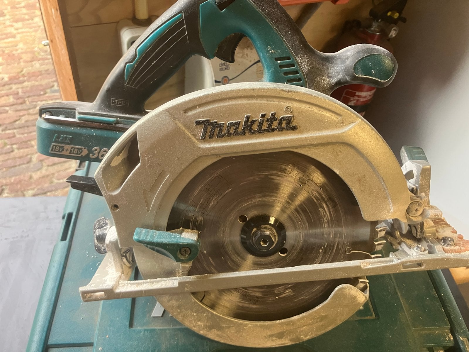 Makita DHS710 Cirkelzaag - Krachtige Accu Zaag, Gebruikt, Cirkelzaag, 70 mm of meer, Ophalen of Verzenden
