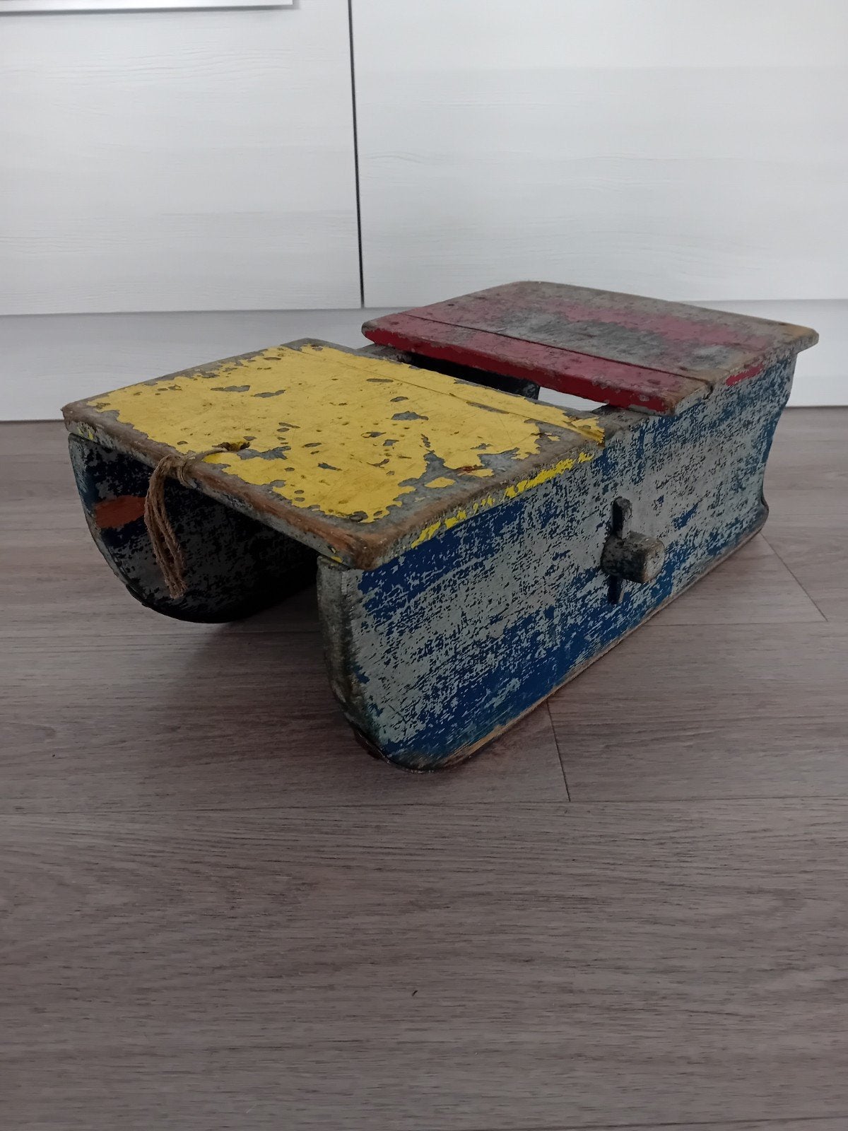 Vintage houten slee, rood, geel, blauw, Ophalen