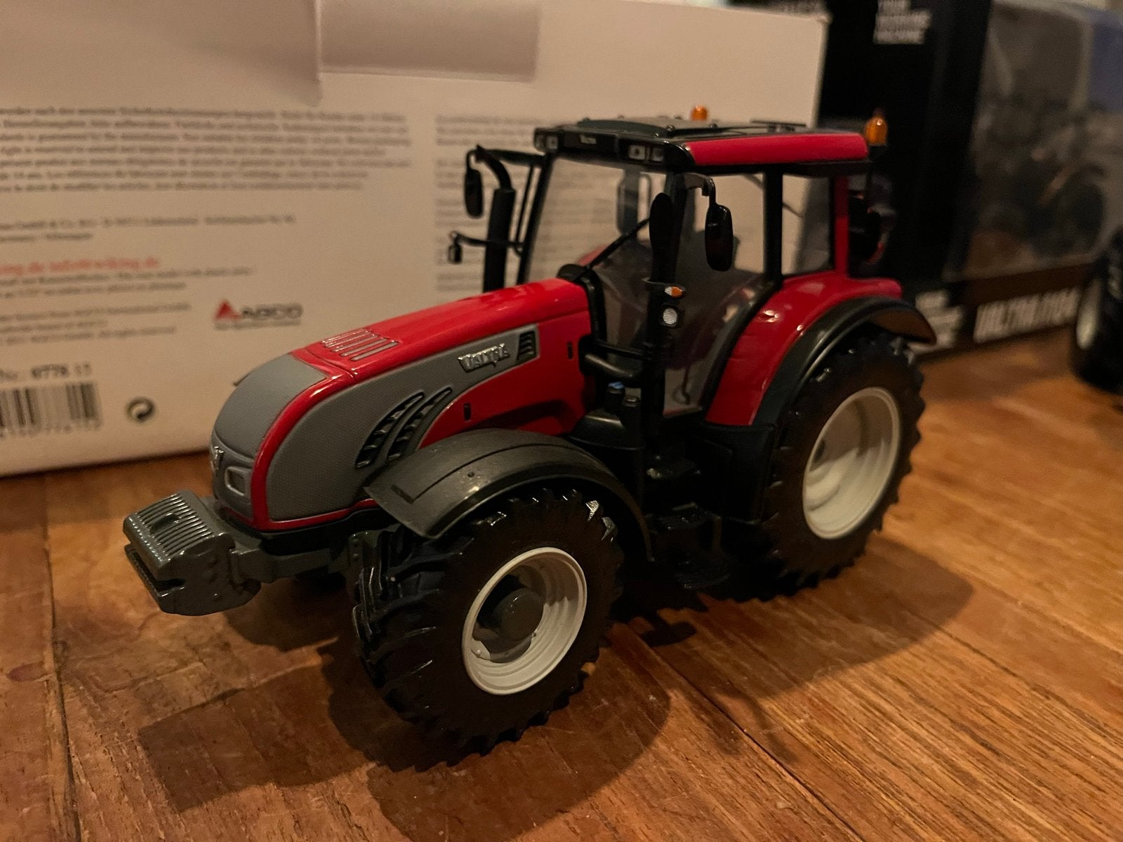 Valtra T 202 Tractor 1:32 - Universal Hobbies Model, Ophalen of Verzenden, Zo goed als nieuw, Overige typen, Overige merken
