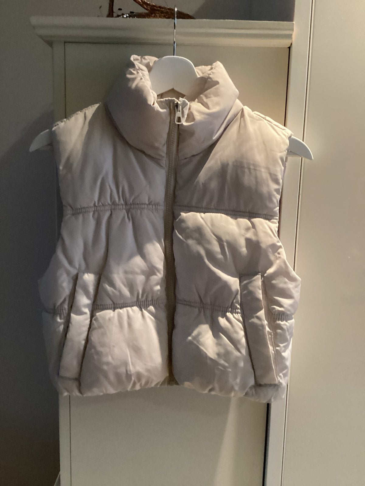 H&M Divided Puffer Bodywarmer Beige Maat XS, Ophalen of Verzenden, Zo goed als nieuw, Maat 34 (XS) of kleiner, Beige