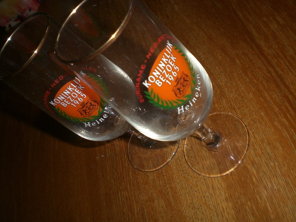 2 oude Heineken glazen  bezoek kon. suriname antillen, Ophalen of Verzenden, Glas of Glazen, Heineken