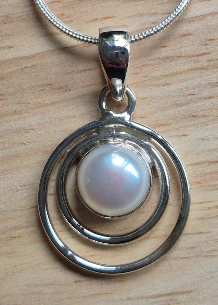 Zilveren kettinghanger Cirkels met Zoetwaterparel, Ophalen of Verzenden, Nieuw, Wit, Zilver