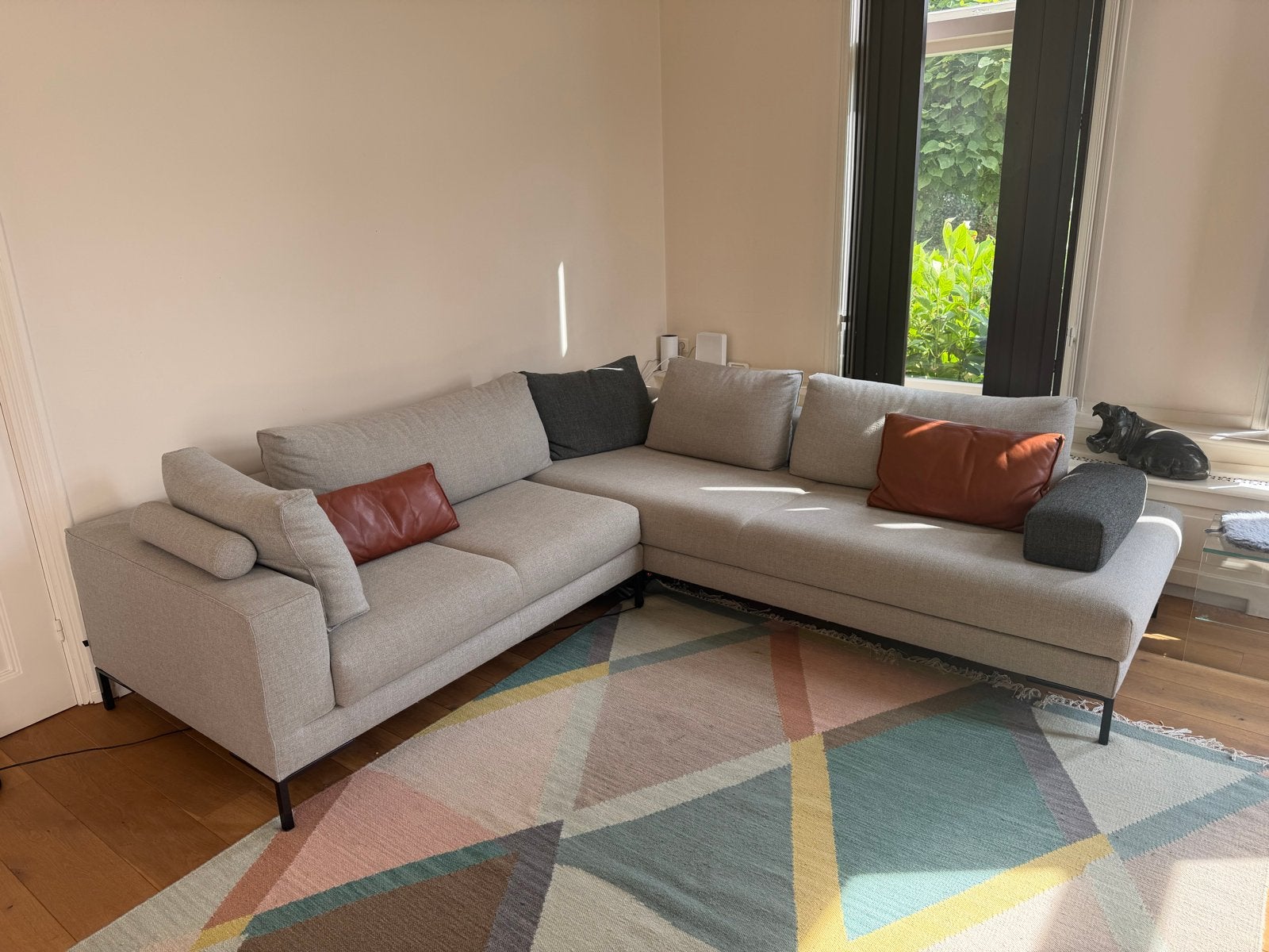 DESIGNONSTOCK grijze hoekbank - MOET WEG!, Huis en Inrichting, Banken | Bankstellen, Ophalen, 250 tot 300 cm, Gebruikt, 100 tot 125 cm