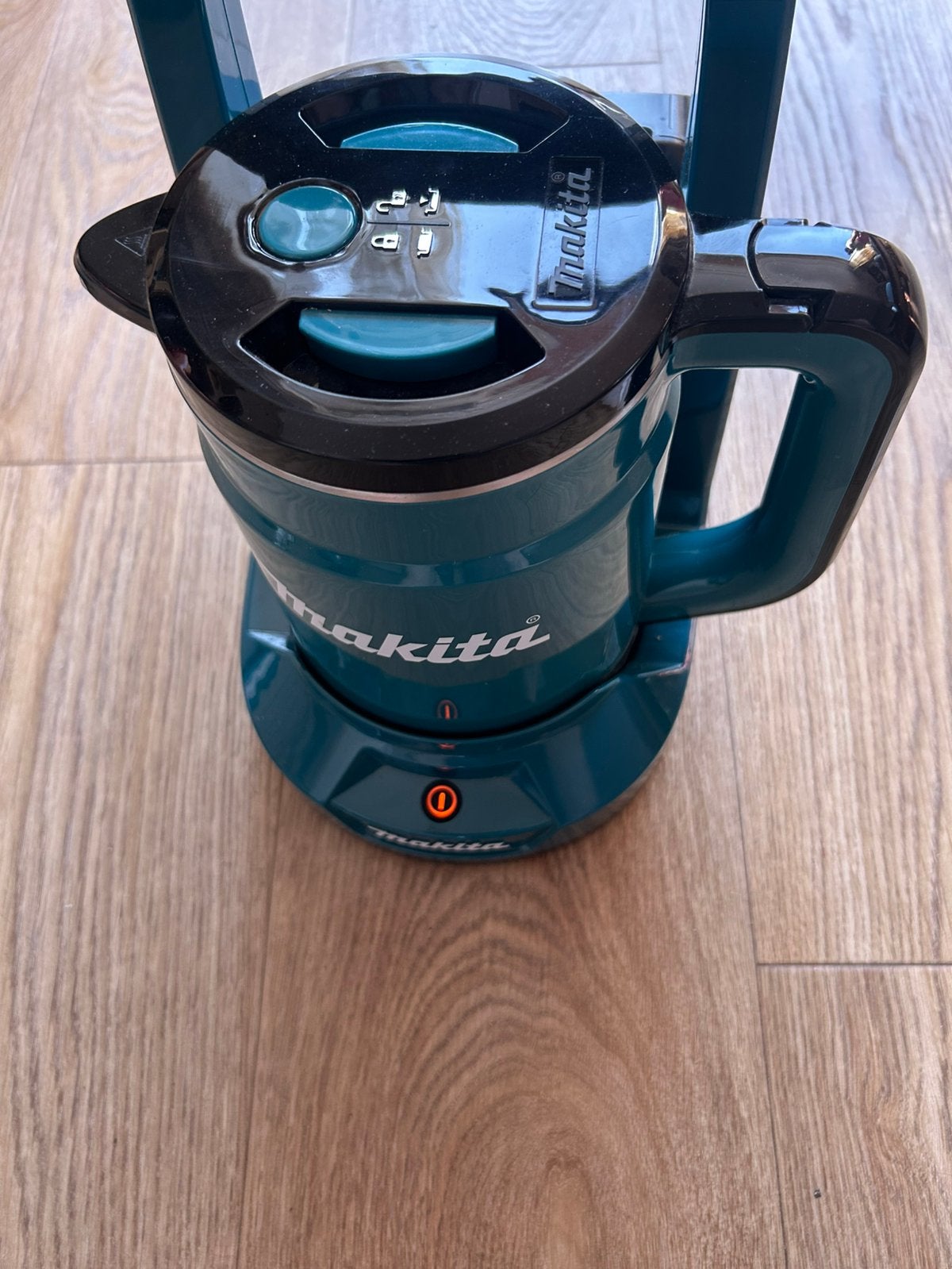 Makita 36v (2x 18v) waterkoker, Ophalen of Verzenden, Zo goed als nieuw, 1200 watt of meer