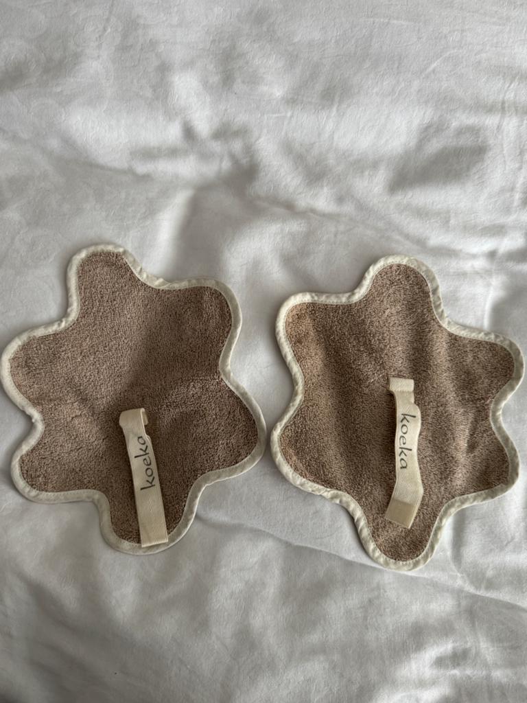 Nieuwe twee Koeka Spuugdoekjes - Taupe (Set van 2), Kinderen en Baby's, Kinderspulletjes, Ophalen of Verzenden, Nieuw