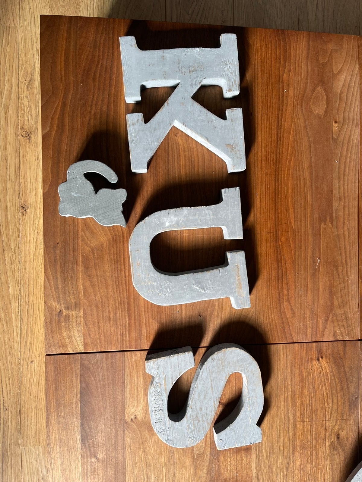 Houten letters lichtgrijs KUS en een houten kat, Ophalen, Zo goed als nieuw