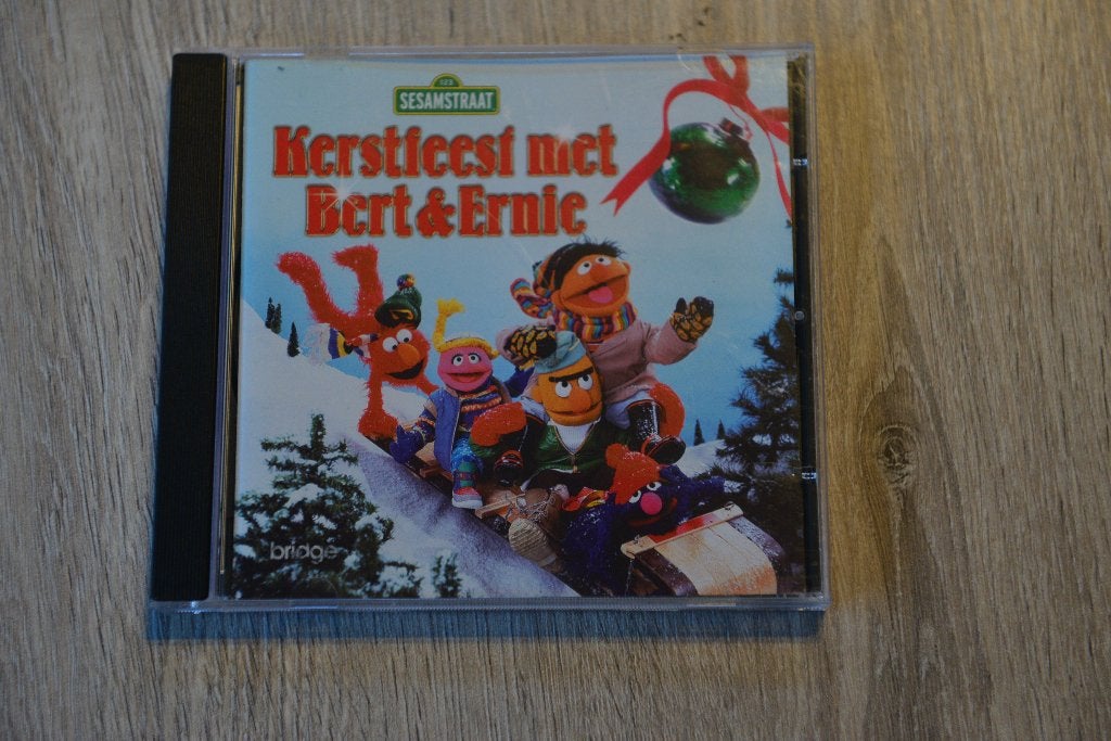 KERSTFEEST met BERT en ERNIE == SESAMSTRAAT, Verzenden, Zo goed als nieuw, Album, Inclusief doosje