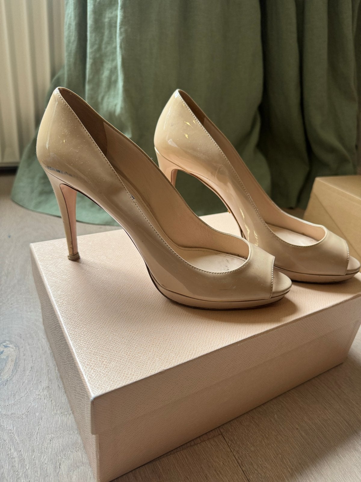Prada Peep-Toe Pumps - Maat 40 - Nude Lakleer, Kleding | Dames, Ophalen of Verzenden, Gedragen, Beige, Pumps