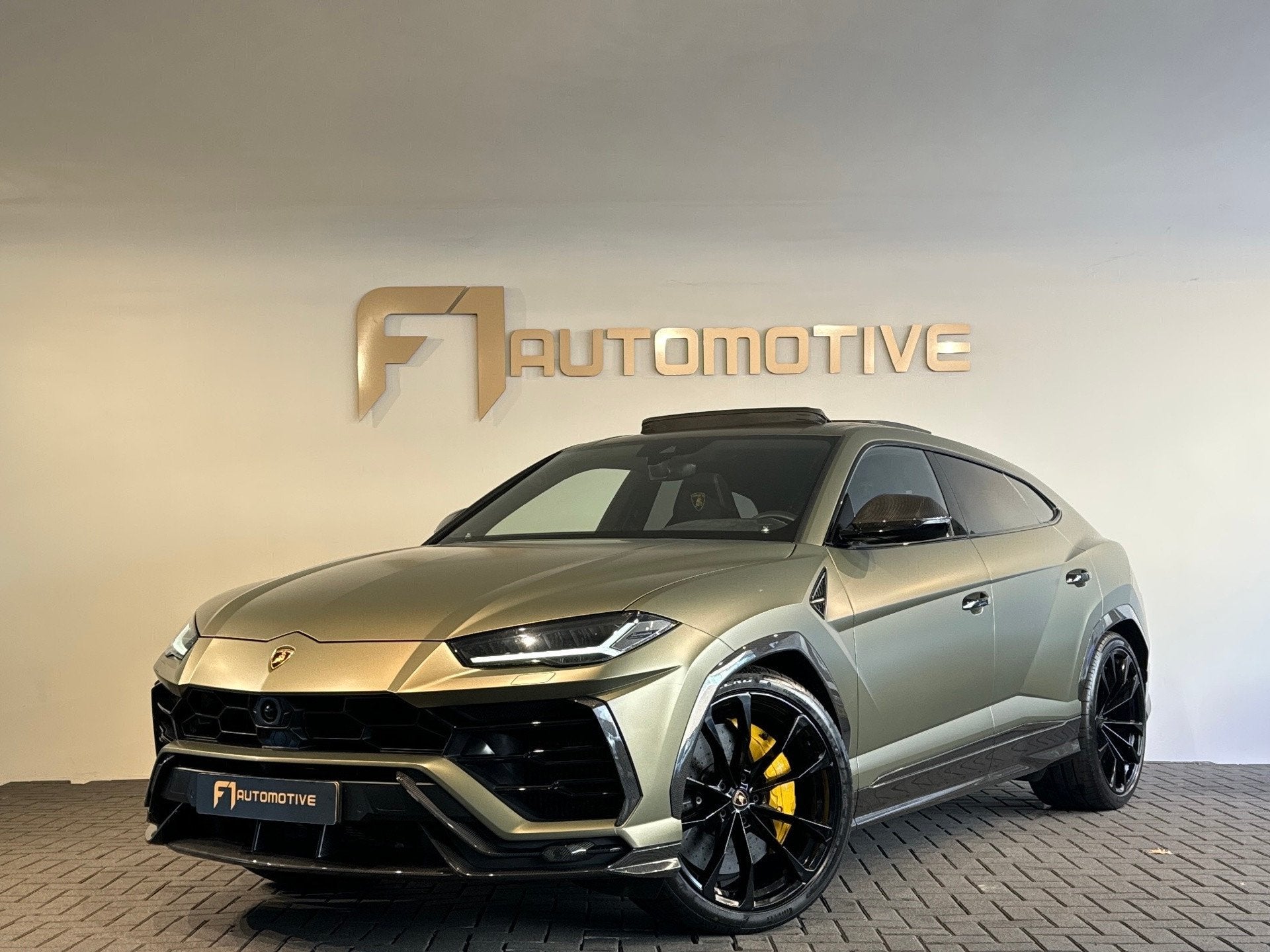 Lamborghini Urus 4.0 V8 Pano|Ceramic|Carbon|B&O 3D|Massage|B, Auto's, Automaat, Urus, Gebruikt, Zwart