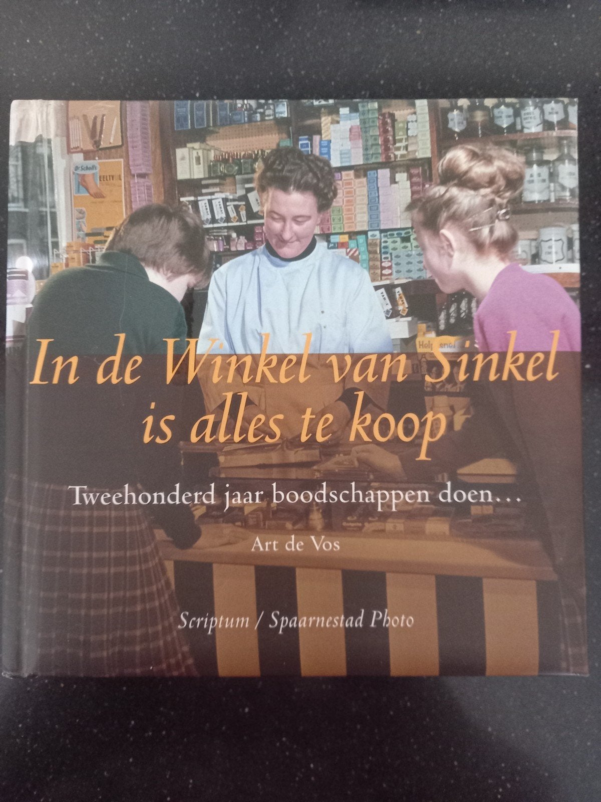 2. A. de Vos - In de winkel van Sinkel is alles te koop, Ophalen of Verzenden, Zo goed als nieuw, A. de Vos