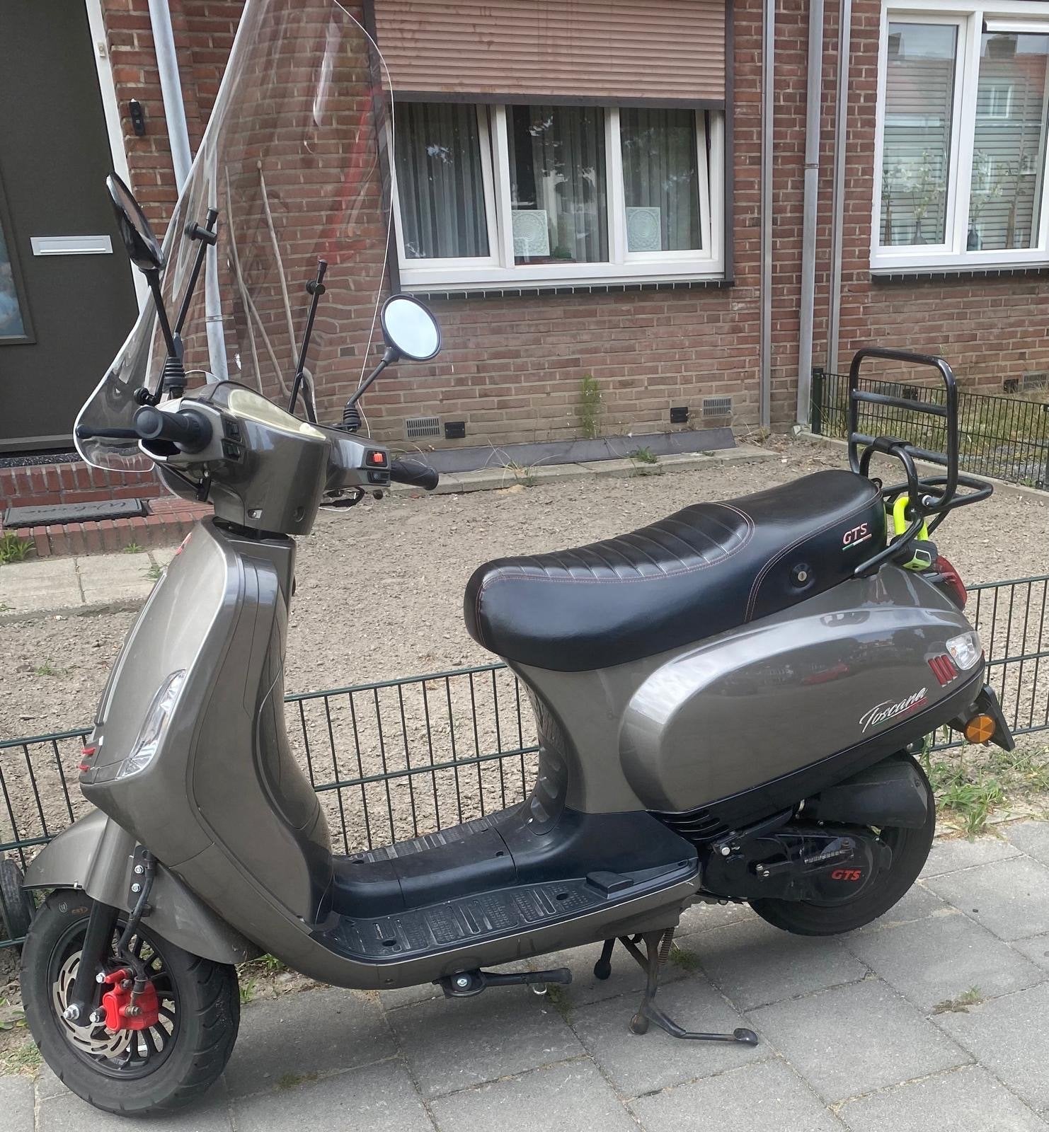 GTS Toscana Scooter - Zo goed als nieuw, Fietsen en Brommers, Ophalen, Zo goed als nieuw, Benzine, Overige merken