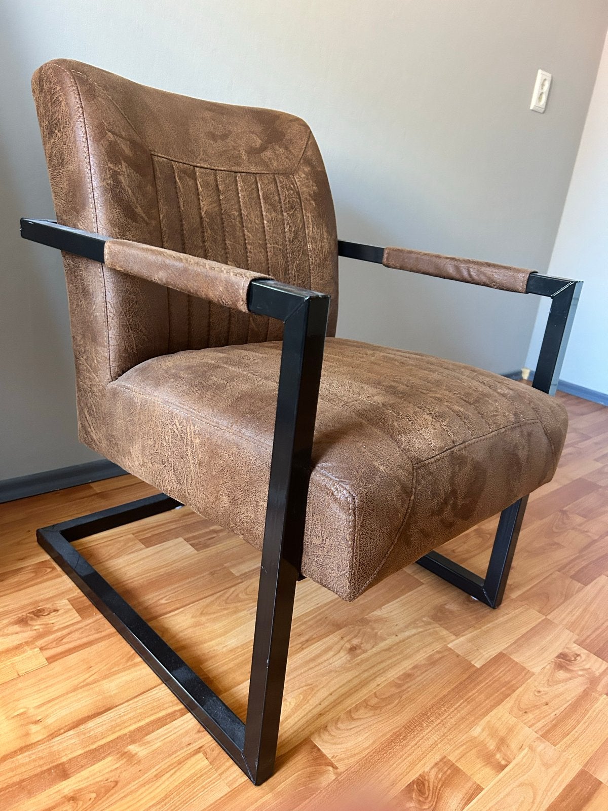 Comfortabele bruine fauteuil met metalen frame, Ophalen, Bruin, Zo goed als nieuw, Metaal