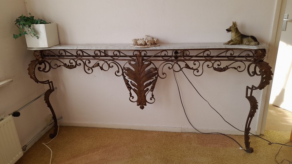 Sidetable / tafel met ijzeren ornamenten en marmeren blad, Huis en Inrichting, Tafels | Sidetables, Ophalen, Gebruikt, 100 tot 150 cm