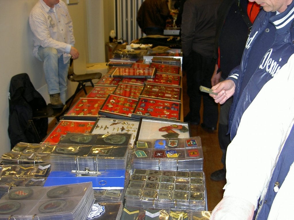 Militariabeurs in Breda., Ophalen of Verzenden, Landmacht, Nederland, Embleem of Badge