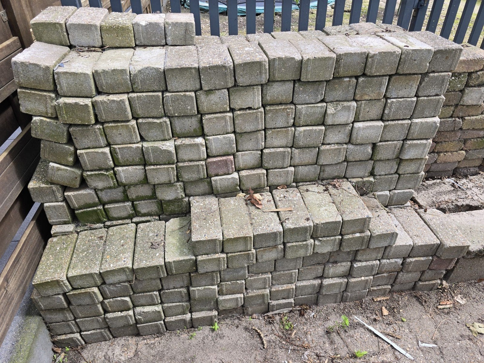 Gebruikte betonnen klinkers en opsluitbanden, Ophalen of Verzenden, Gebruikt, Beton, Klinkers