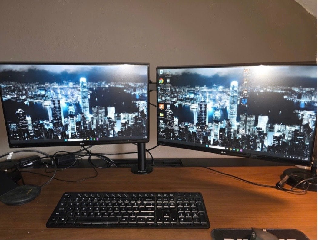 Foto 2 van LG Monitoren (2x) met NewStar arm + optioneel ThinkPad Dock