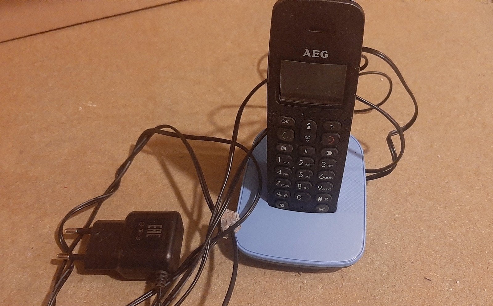 AEG draadloze telefoon met basisstation en oplader, Ophalen of Verzenden, Gebruikt, 1 handset